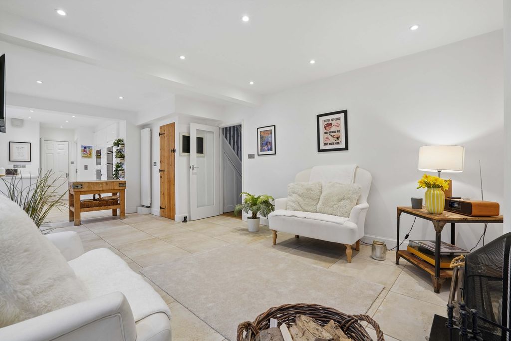 Property photo 2 of 28