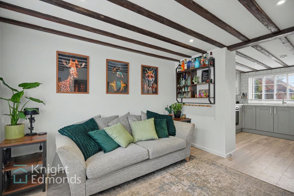 Property photo 3 of 18 Lounge