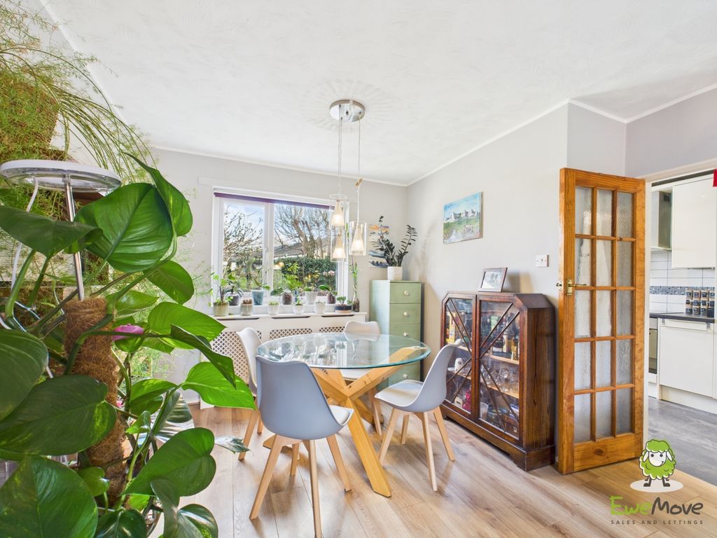 Property photo 3 of 17 Ewemove Basingstoke Estate Agents - Scotney Road -