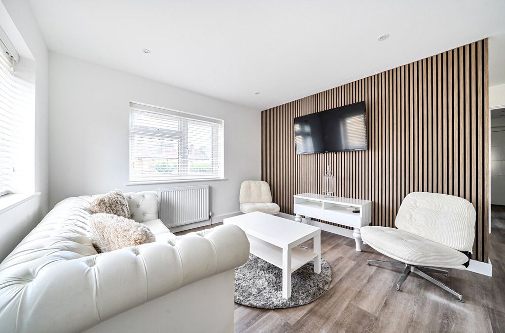 Property photo 2 of 23 1484431-11-6A4238...