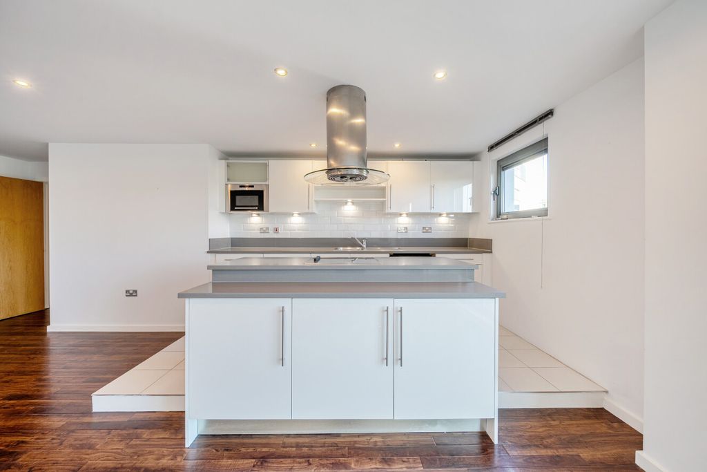 Property photo 3 of 29 1394045-27-694552...