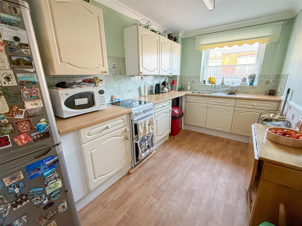 Property photo 3 of 10 Kitchen