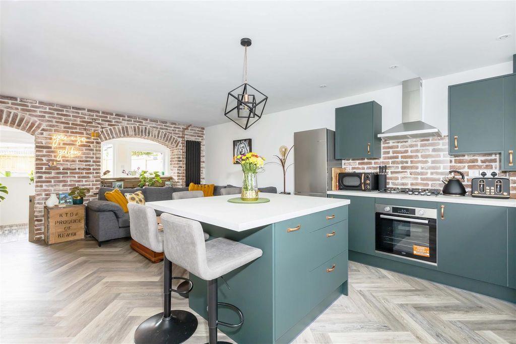 Property photo 2 of 17 Beacon Way_5.Jpg