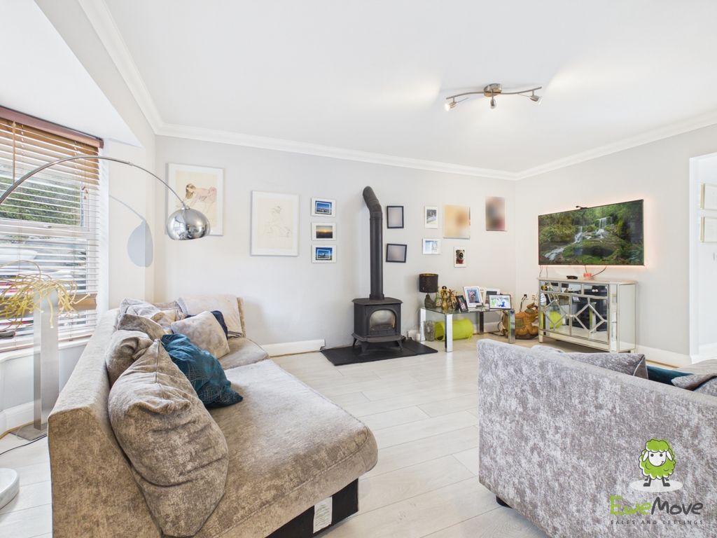 Property photo 2 of 25 Ewemove Estate Agents Basingstoke - Otterbourne Wa