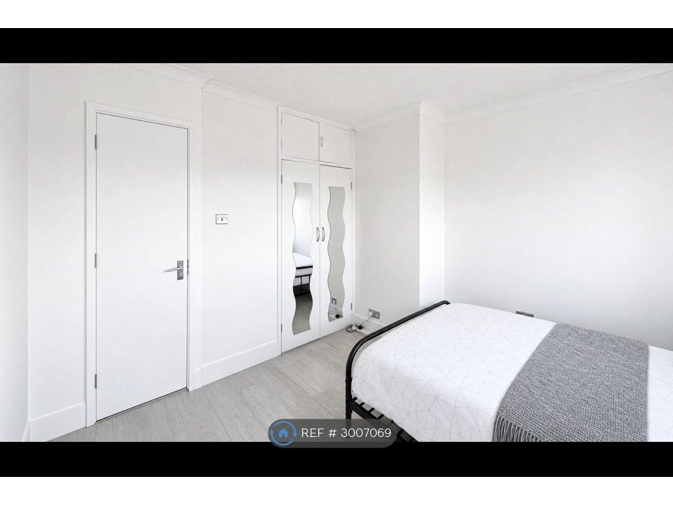 Property photo 3 of 7 Inbuilt Storage Space