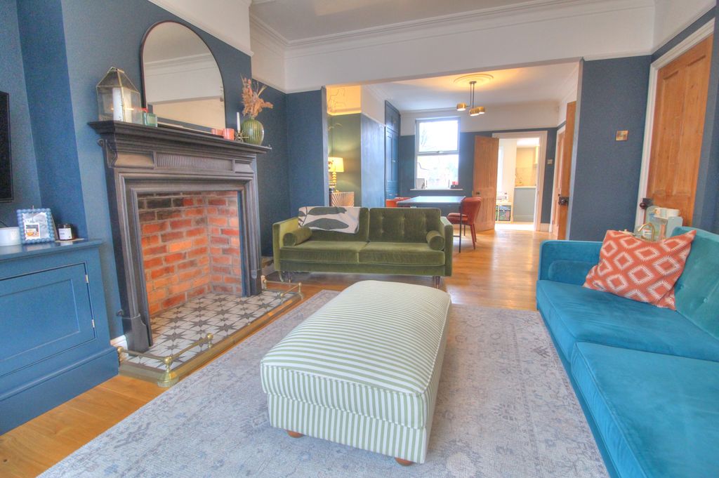 Property photo 3 of 22 Lounge