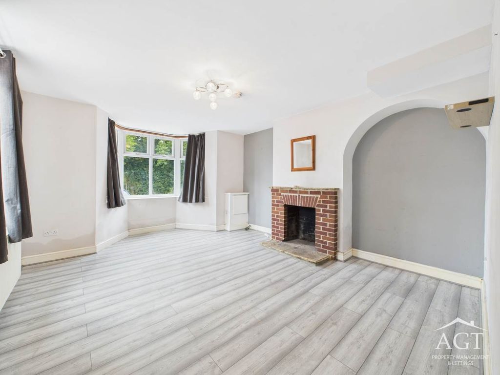 Property photo 2 of 18 Lounge