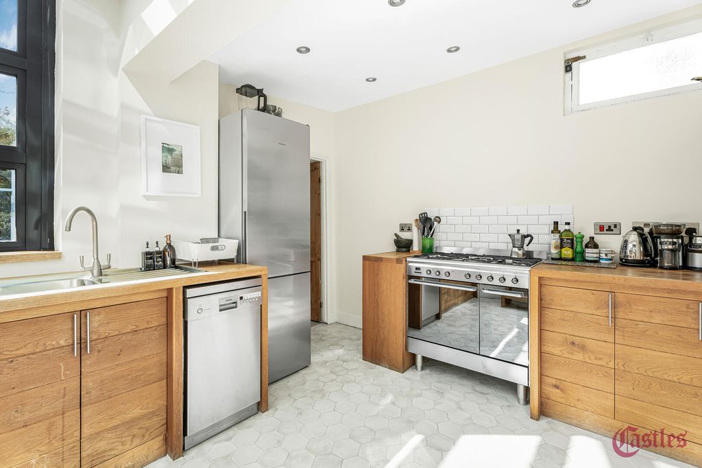 Property photo 3 of 20 Kitchen