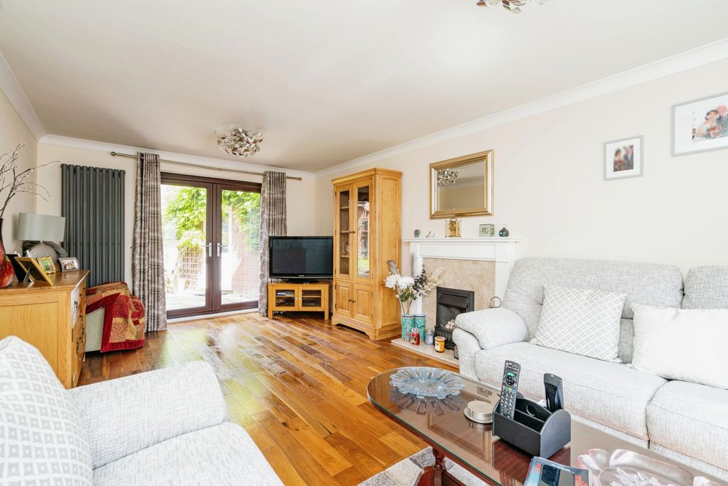 Property photo 3 of 20 Lounge