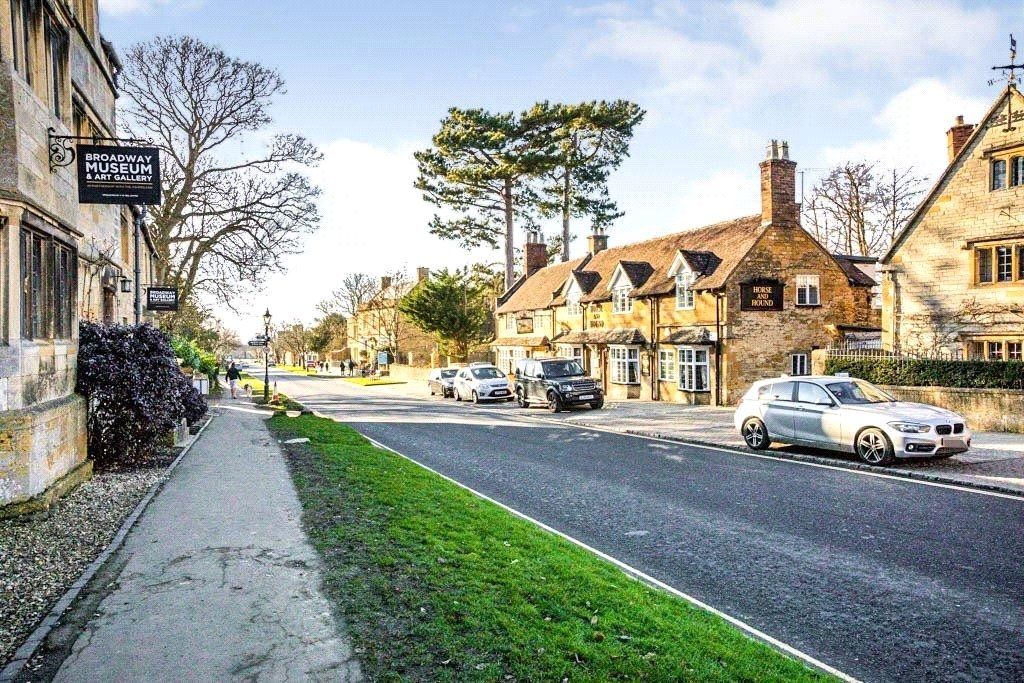 Property photo 2 of 17 Broadway High Street