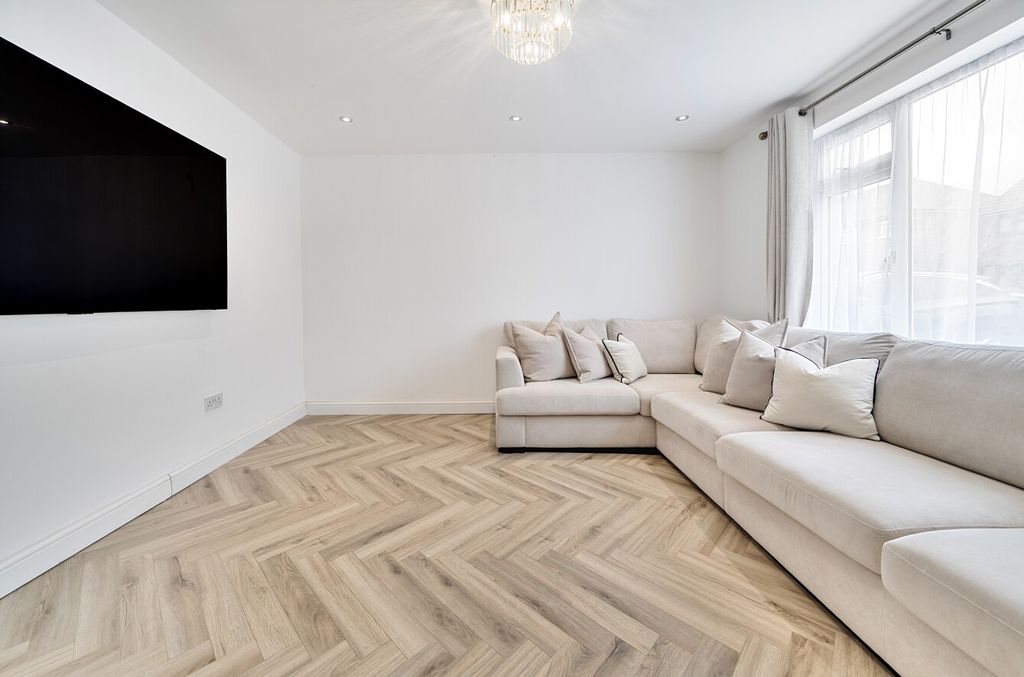 Property photo 2 of 20 5287326