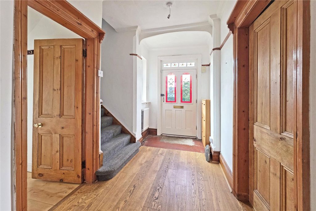 Property photo 3 of 22 Entrance Hall