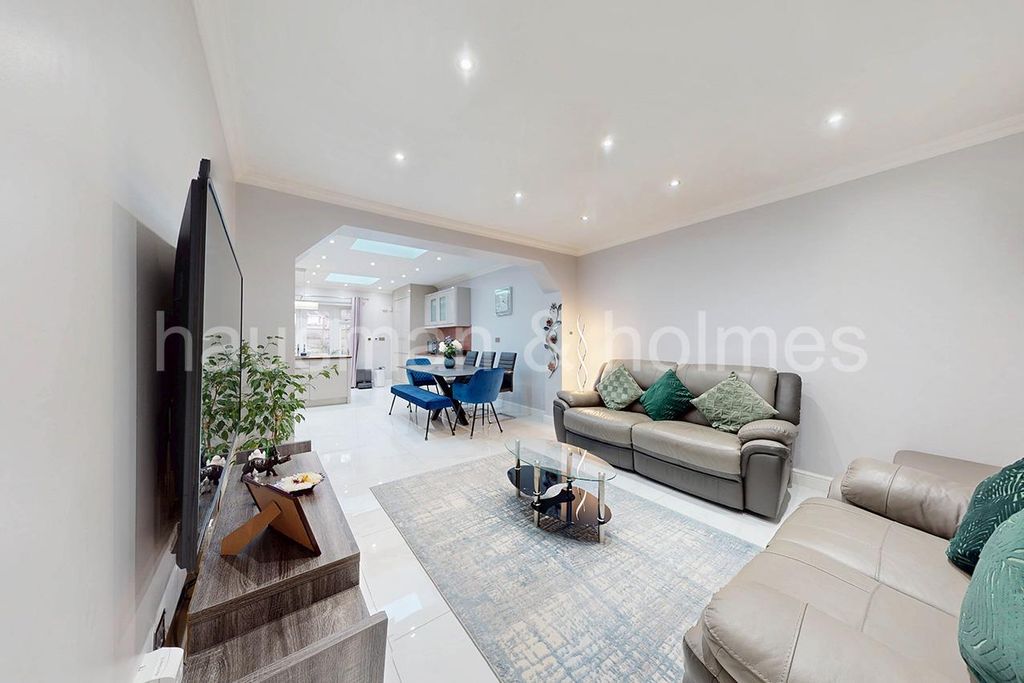 Property photo 3 of 23 W05.Jpg