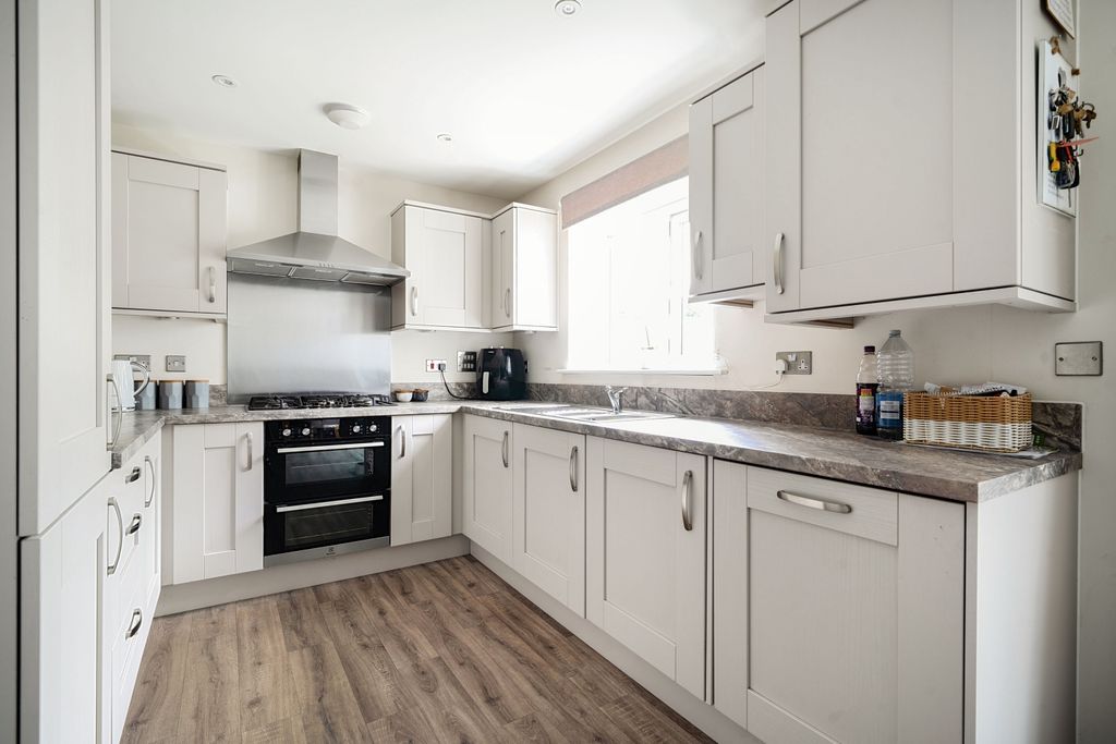 Property photo 2 of 21 1326415-13-687667370Ec4c