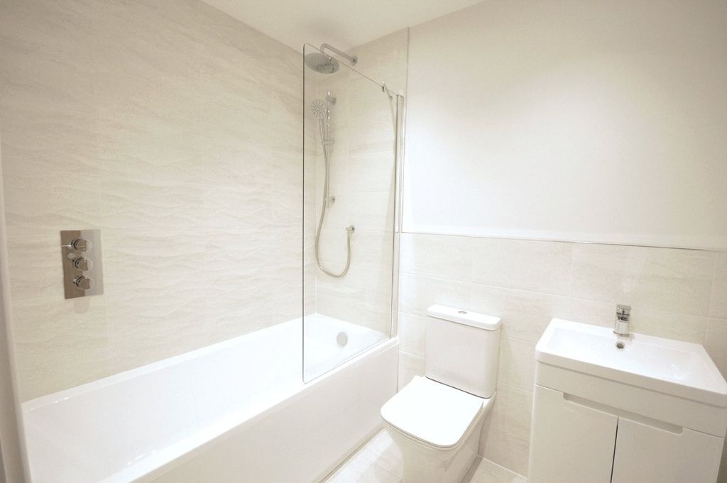 Property photo 2 of 9 Bathroom
