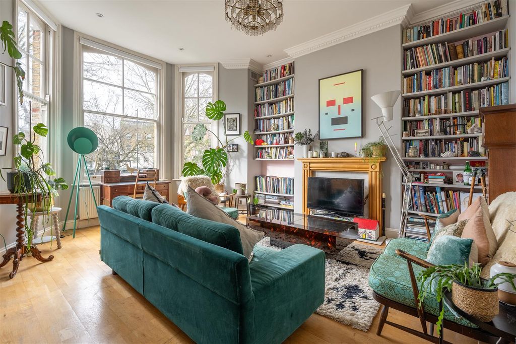 Property photo 2 of 31 Lower Clapton Road, E5