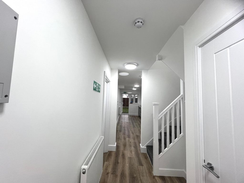 Property photo 3 of 27