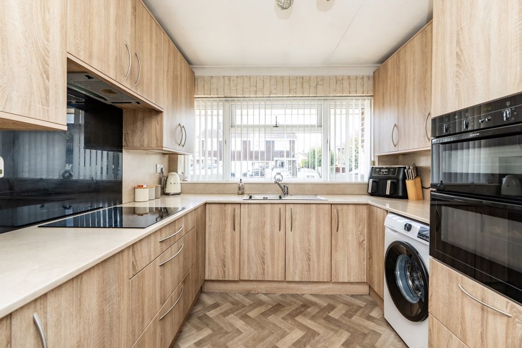 Property photo 3 of 12 Kitchen