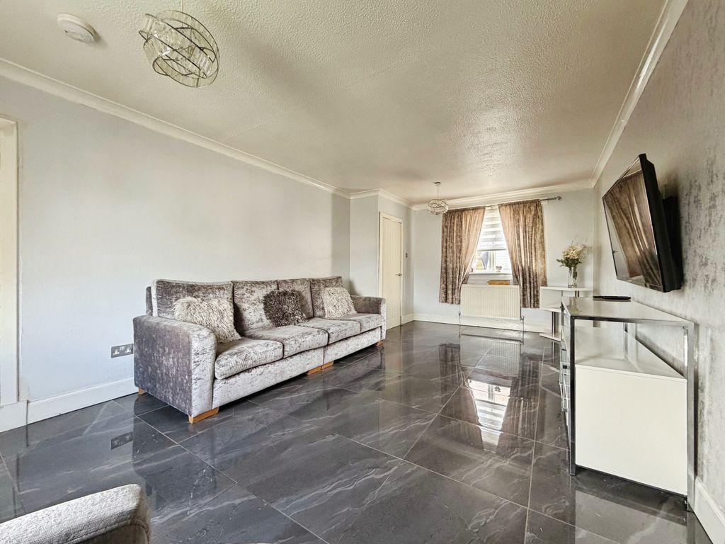 Property photo 3 of 18 Lounge