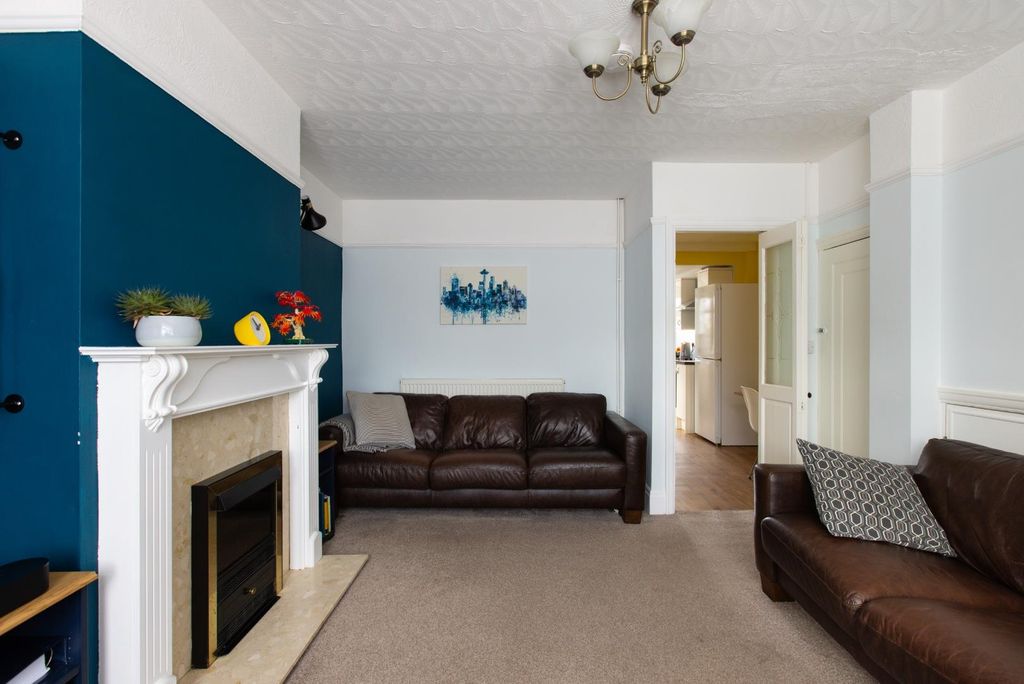 Property photo 1 of 17 5 Headley Walk-8.Jpg