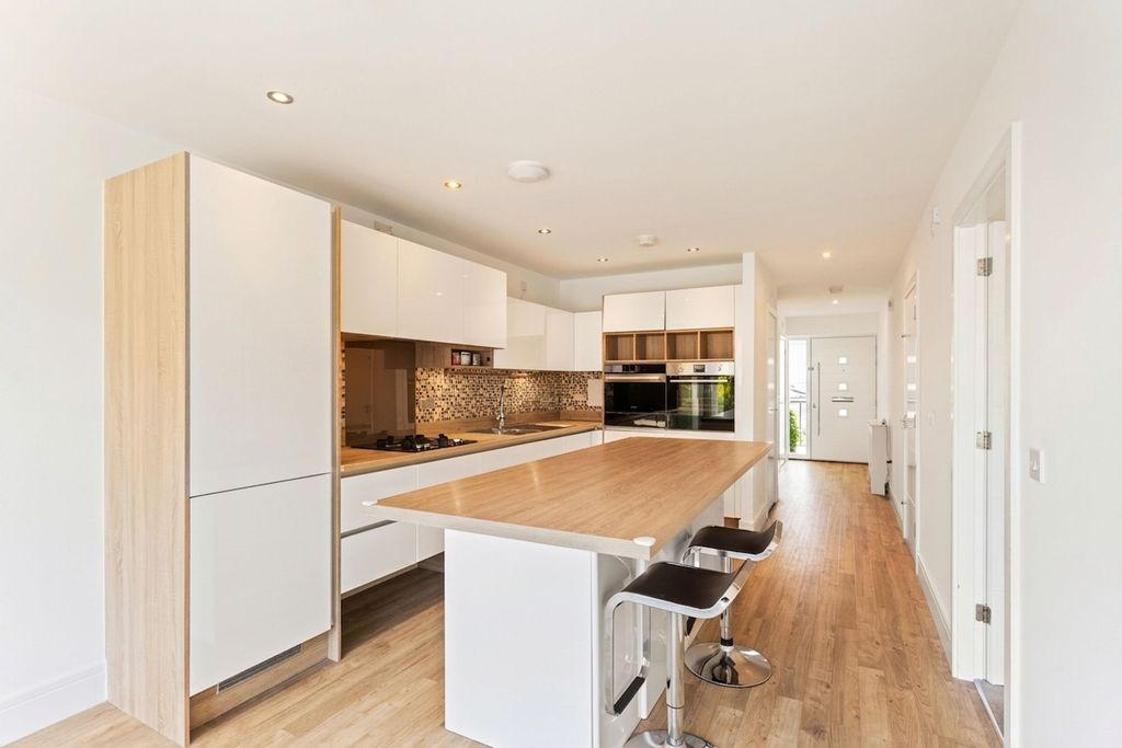 Property photo 2 of 20 Kitchen/Breakfasting Area