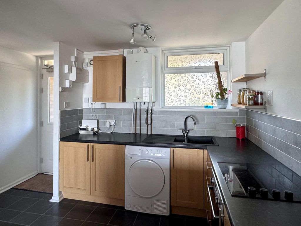 Property photo 3 of 21 Kitchen