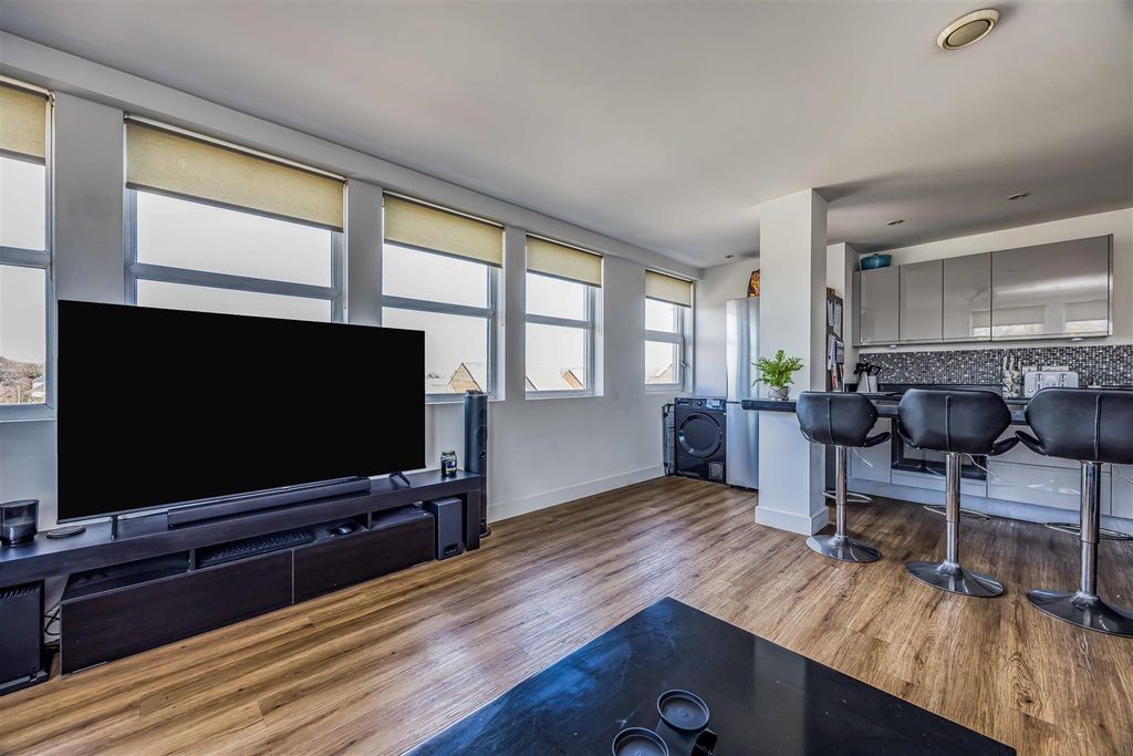 Property photo 2 of 13 Raebarn House, Hulbert Road, Waterlooville-Small-P