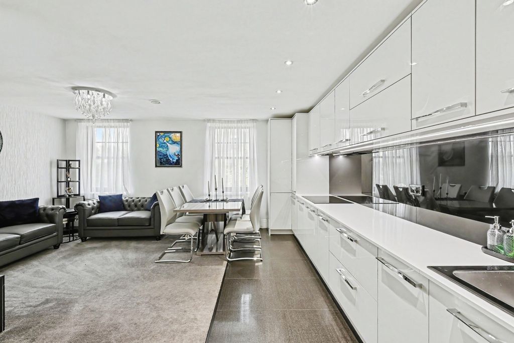 Property photo 3 of 15 Kitchen Lounge
