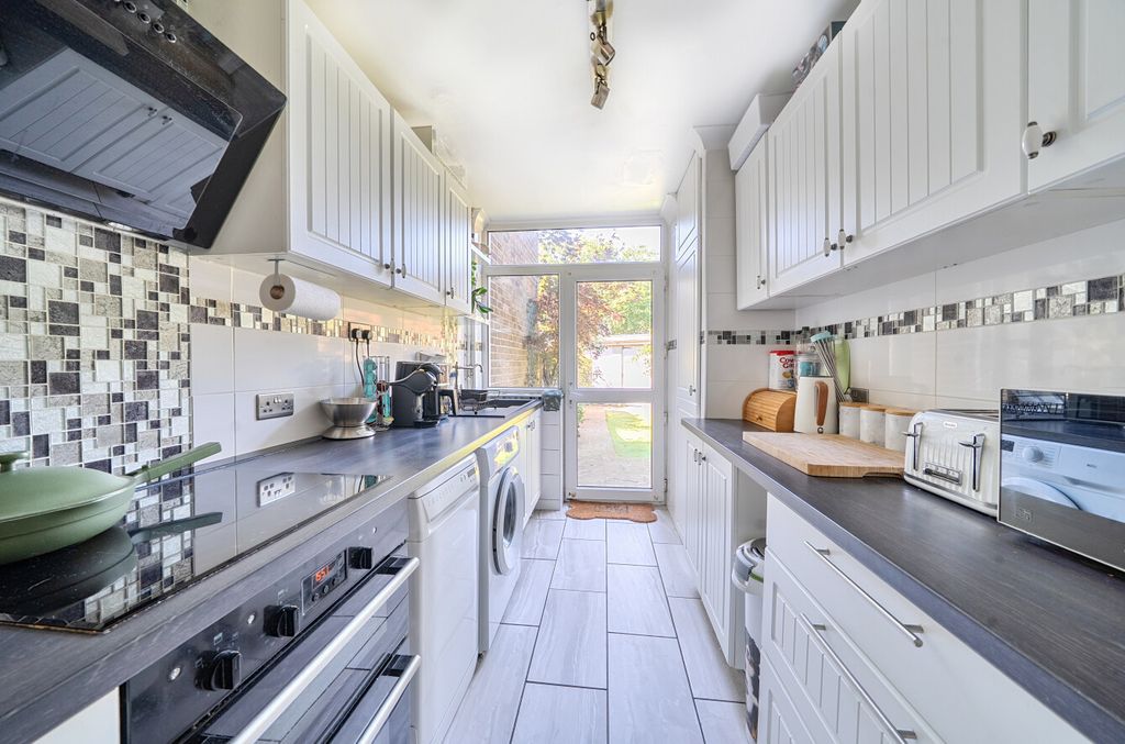 Property photo 2 of 19 Fitted Kitchen