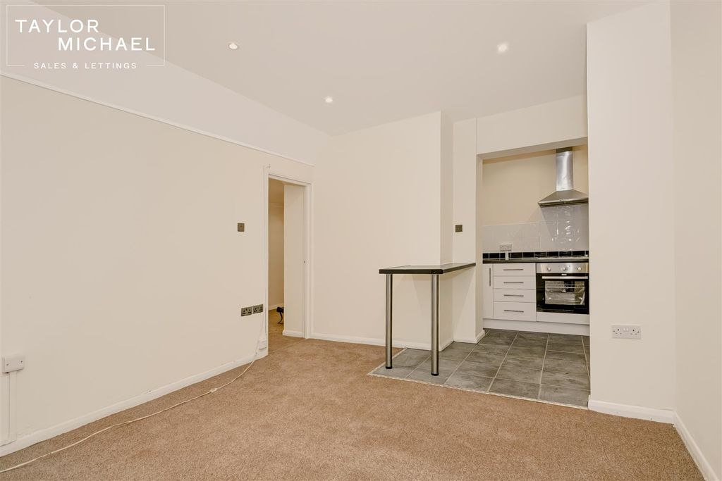 Property photo 3 of 15 Living Room / Kitchen