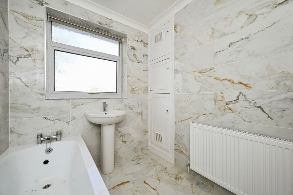Property photo 2 of 20 Bathroom