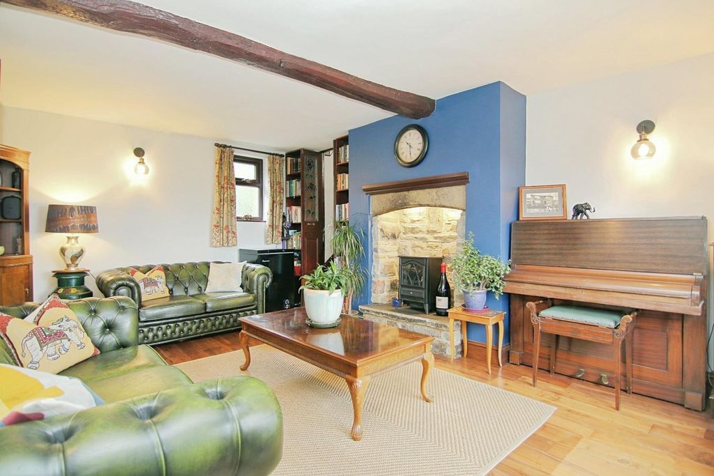 Property photo 2 of 21 Living Room