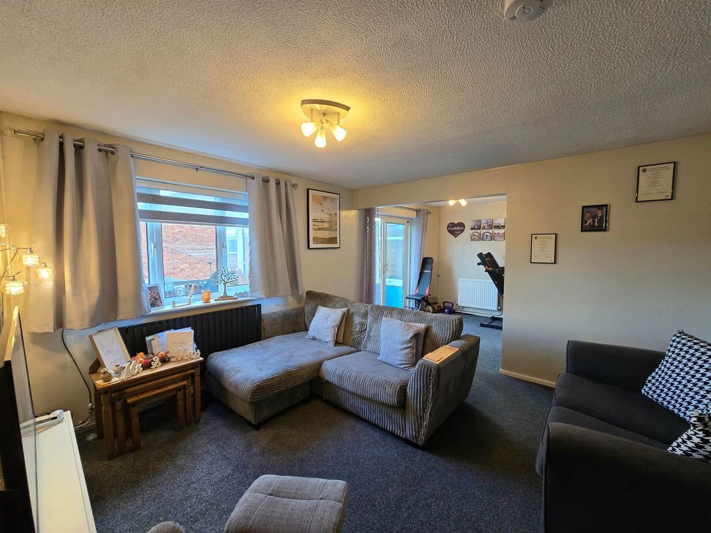 Property photo 3 of 19 Lounge/Dining