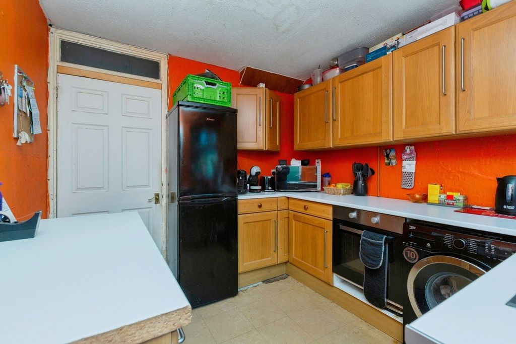 Property photo 3 of 17 Kitchen
