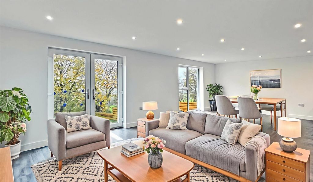 Property photo 2 of 25 Lounge 2 Vs.Jpg