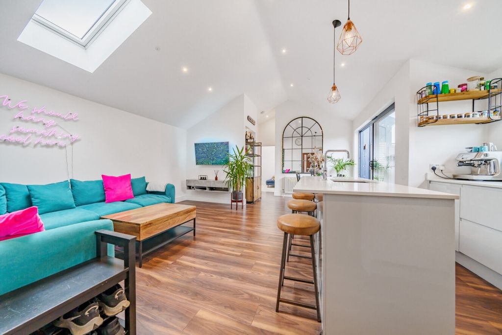 Property photo 1 of 7 1140001 (2)