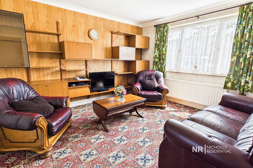 Property photo 3 of 16 Lounge