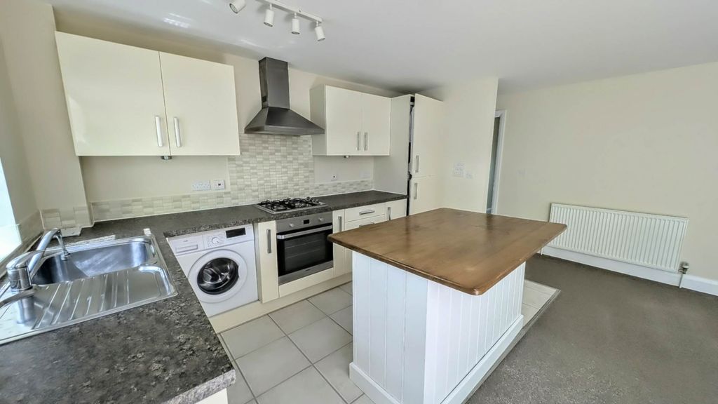 2 bed flat for saleCompton Place, Bordon, Hampshire GU35 photo 4