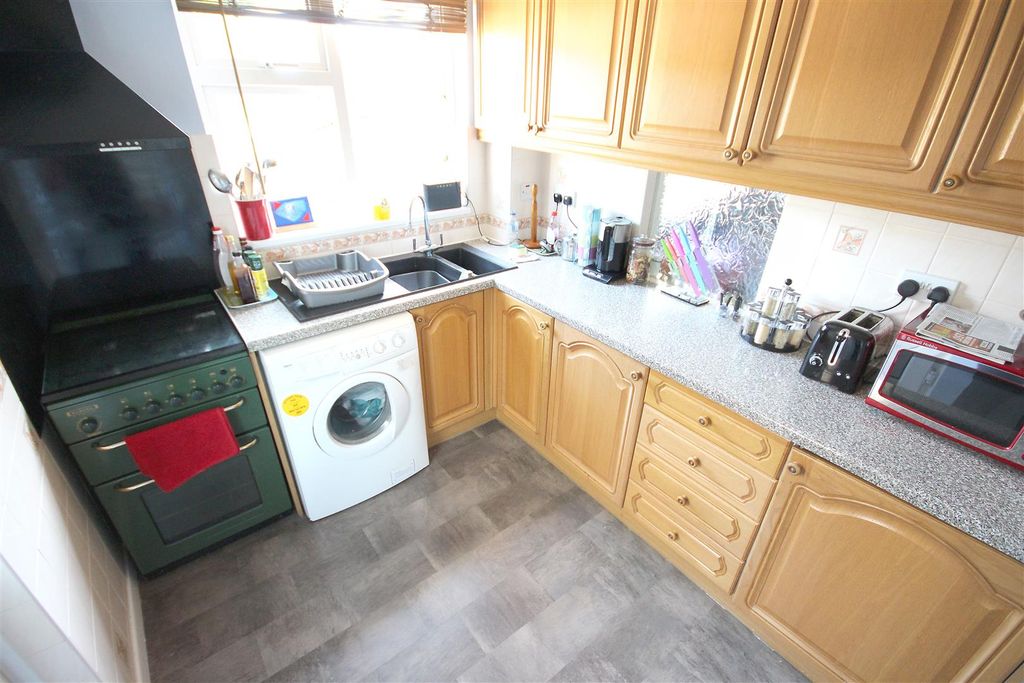 Property photo 2 of 8 Kitchen