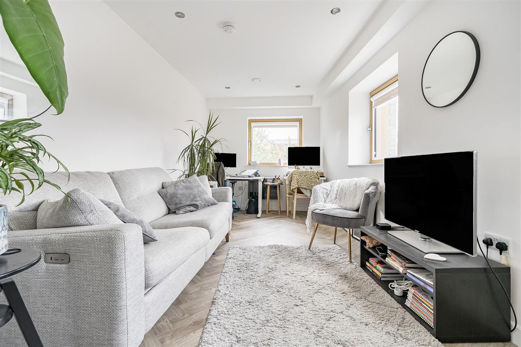 Property photo 1 of 9 Lounge.Jpg