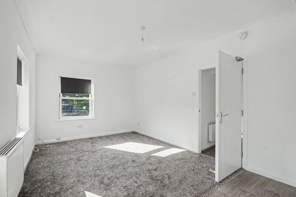 Property photo 1 of 7 2 Bedroom Apartment For Rent