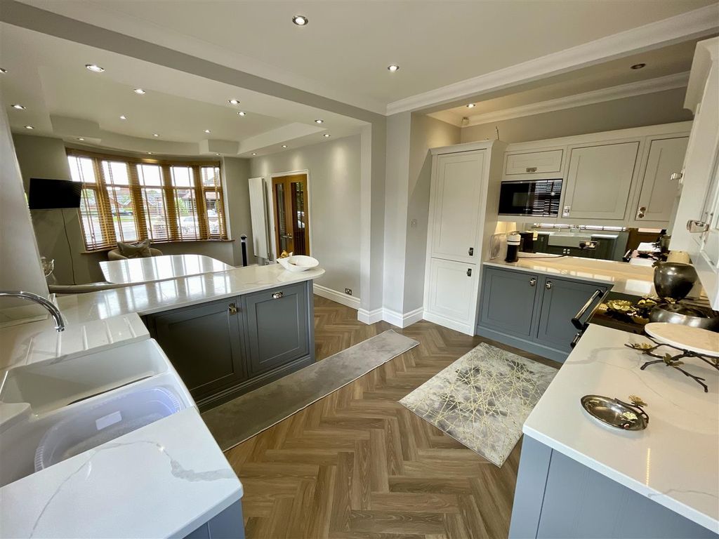 Property photo 3 of 21 Kitchen