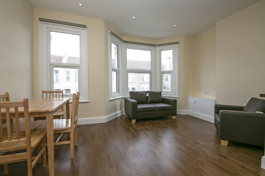 Property photo 3 of 7 50B Letchworth Street, Reception 1.Jpg