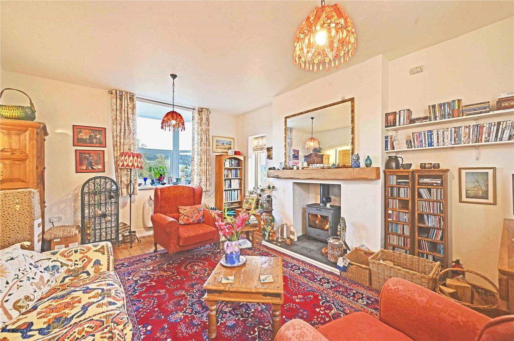 Property photo 3 of 32 Lounge