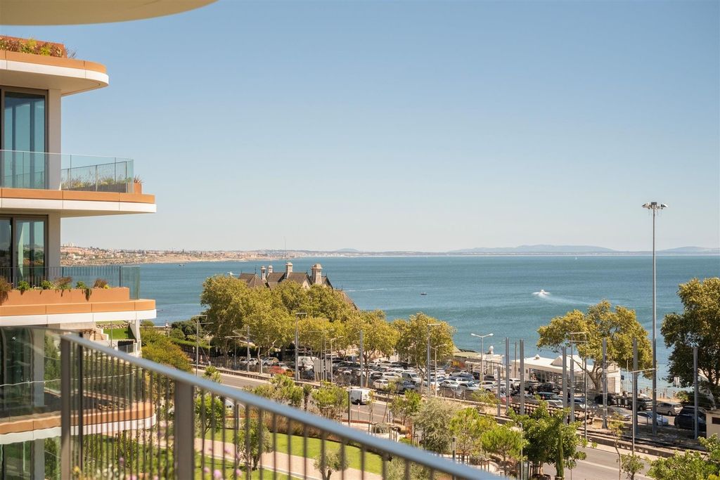 Property photo 1 of 20 4-Bedroom Apartment / Seafront Location