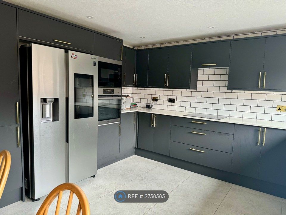 Property photo 3 of 11 Kitchen