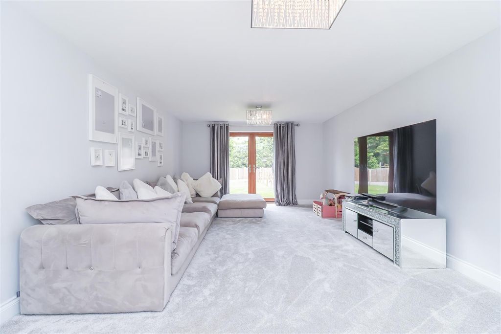 Property photo 3 of 31 Living Room