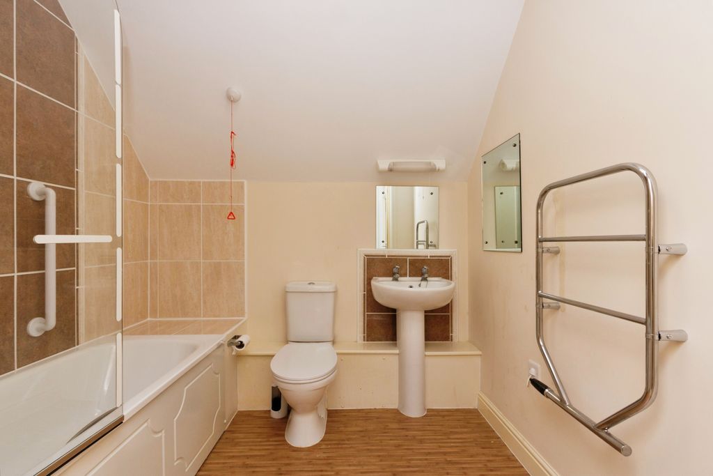 Property photo 2 of 10 Bathroom