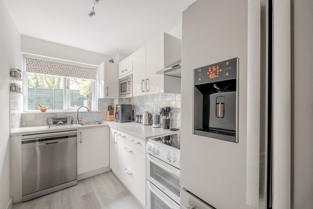 Property photo 3 of 15 1404518-16-697A17...