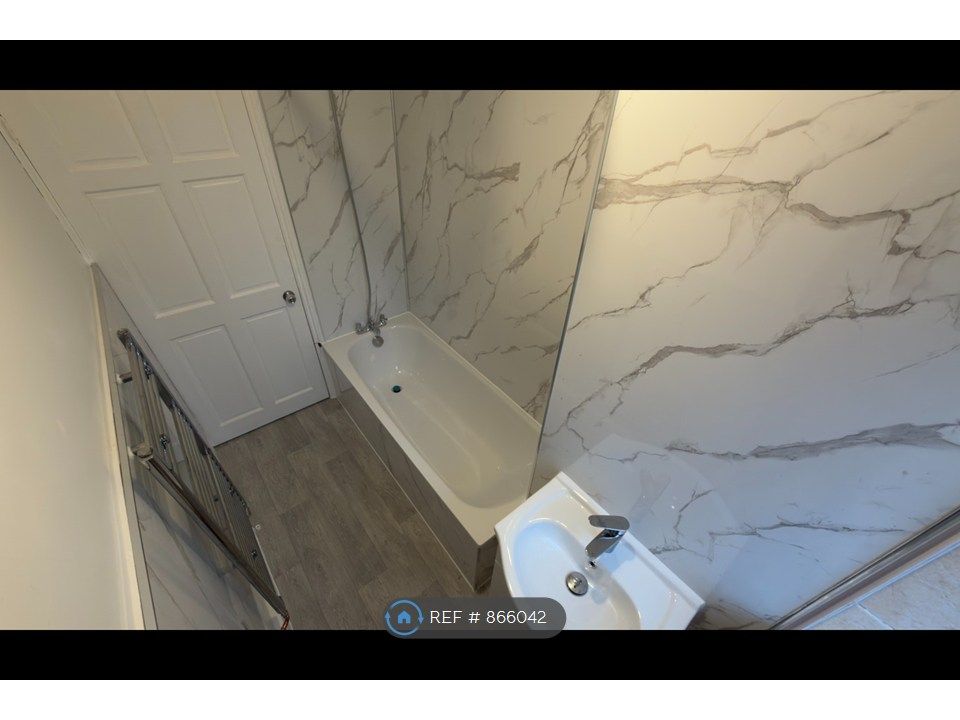 Property photo 2 of 12 Bathroom